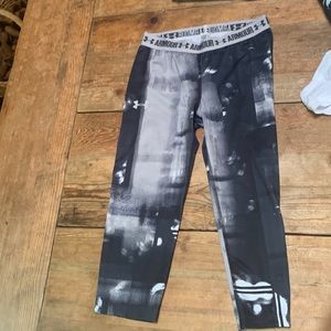 Black and white capri leggings